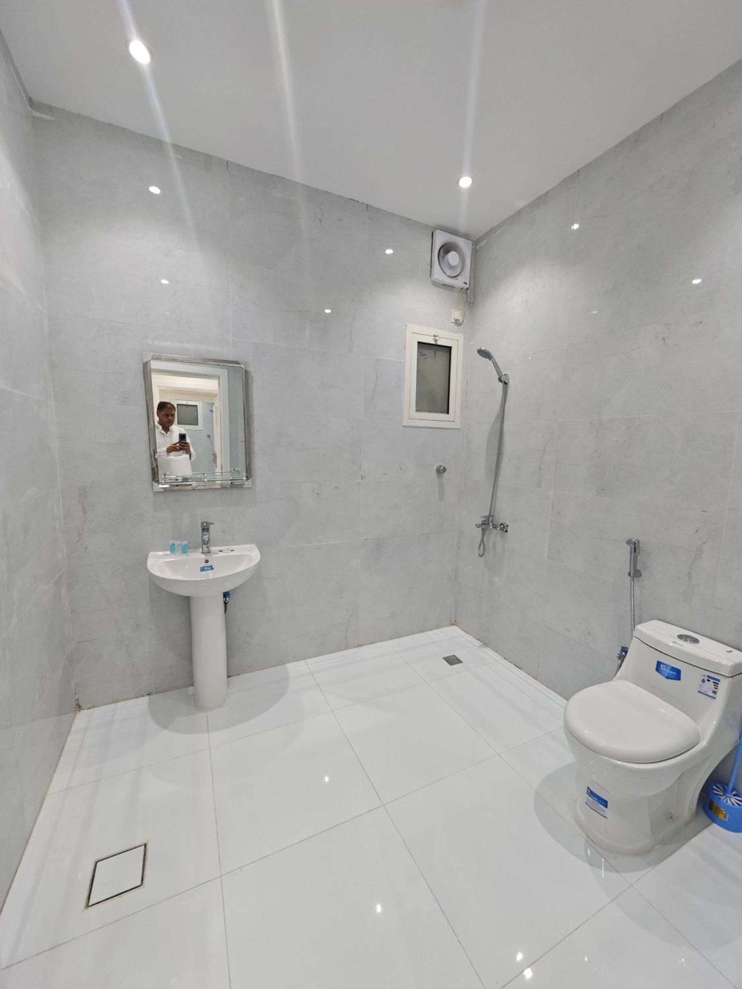 Yaqoot Al Madina Suites Al Awali Exteriör bild